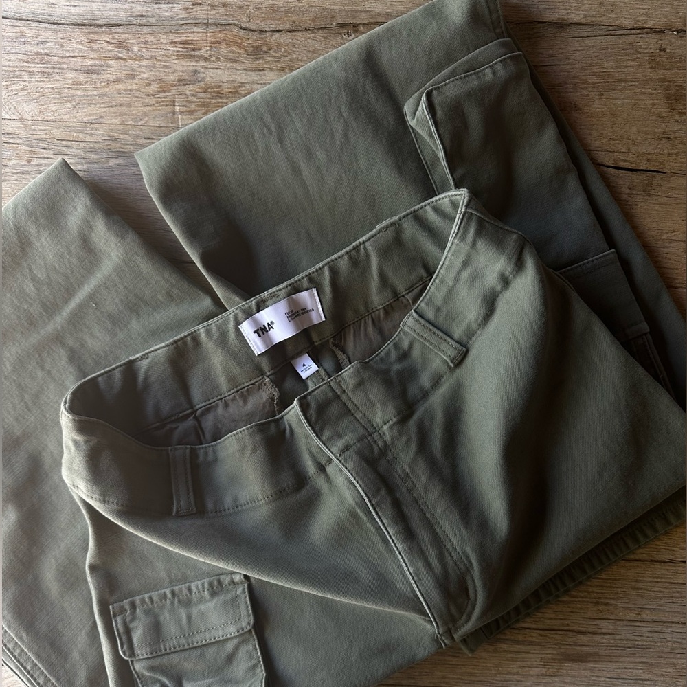 Aritzia / Wilfred / TNA cargo pants.
Size 4  / Army Green